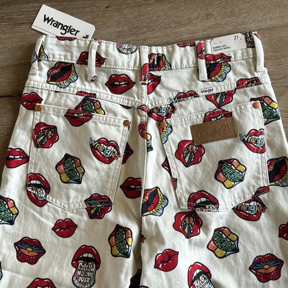 NWT Wrangler 652 High Rise Barrel Jeans Read My Lips Print - Picture 2 of 7